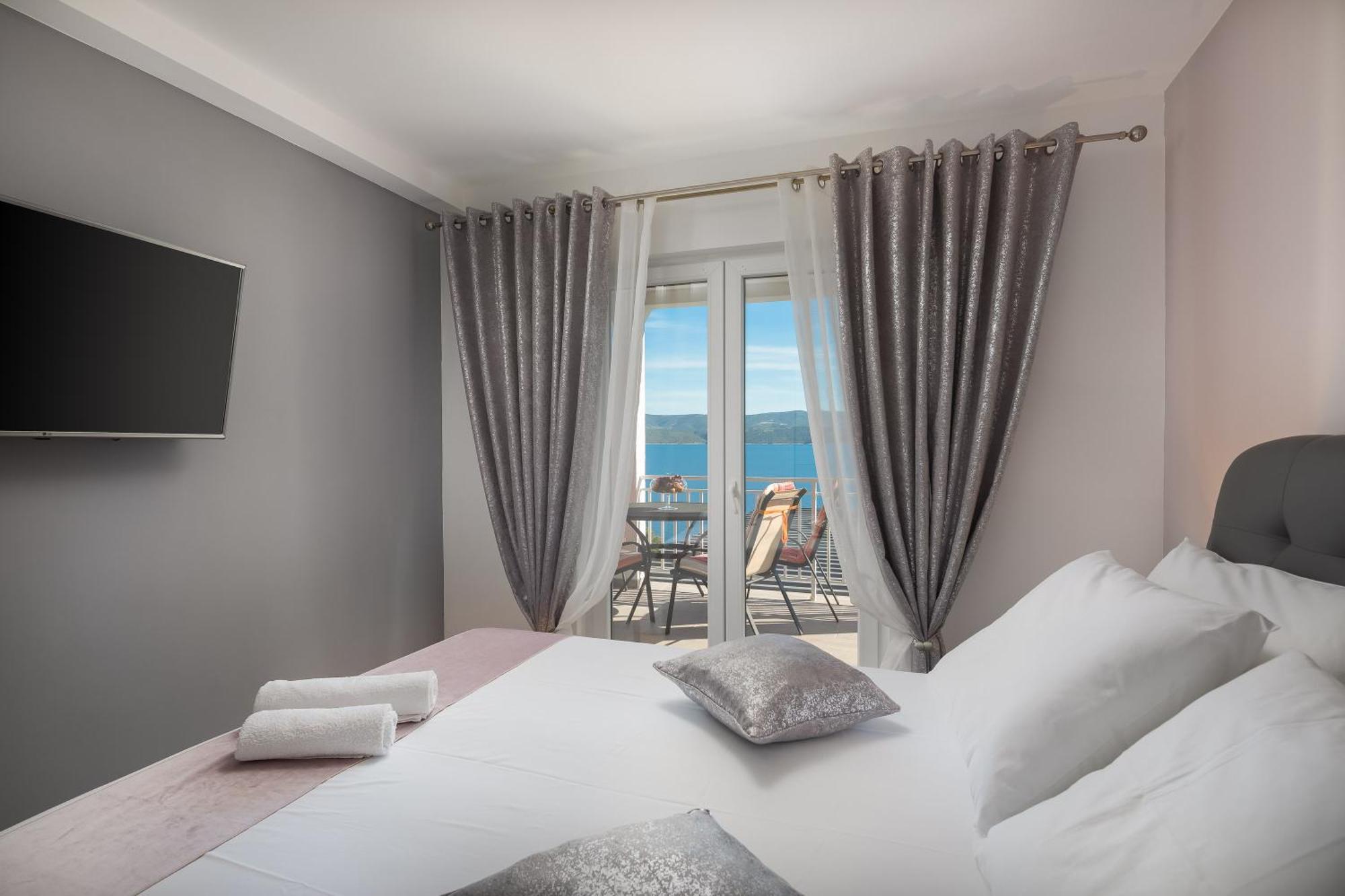 Luxury Seafront Villa With Heated Pool, Jacuzzi, Sea View, 150 M From Beach Stanici Kültér fotó
